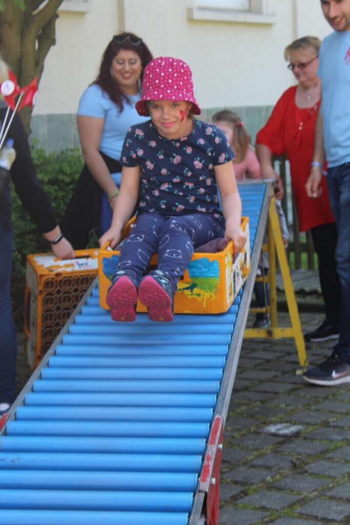 Kind auf Rollenrutsche